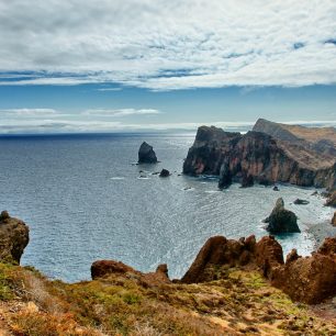 Ponta do Forado, barevné útesy a moře, Madeira