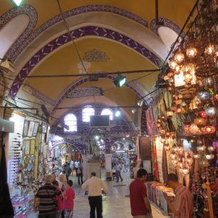Málokde najdete takový výběr zboží - od orientálních lamp, přes kožené bundy až po cetky dovezené z východu /Foto Olcay Düzgün/