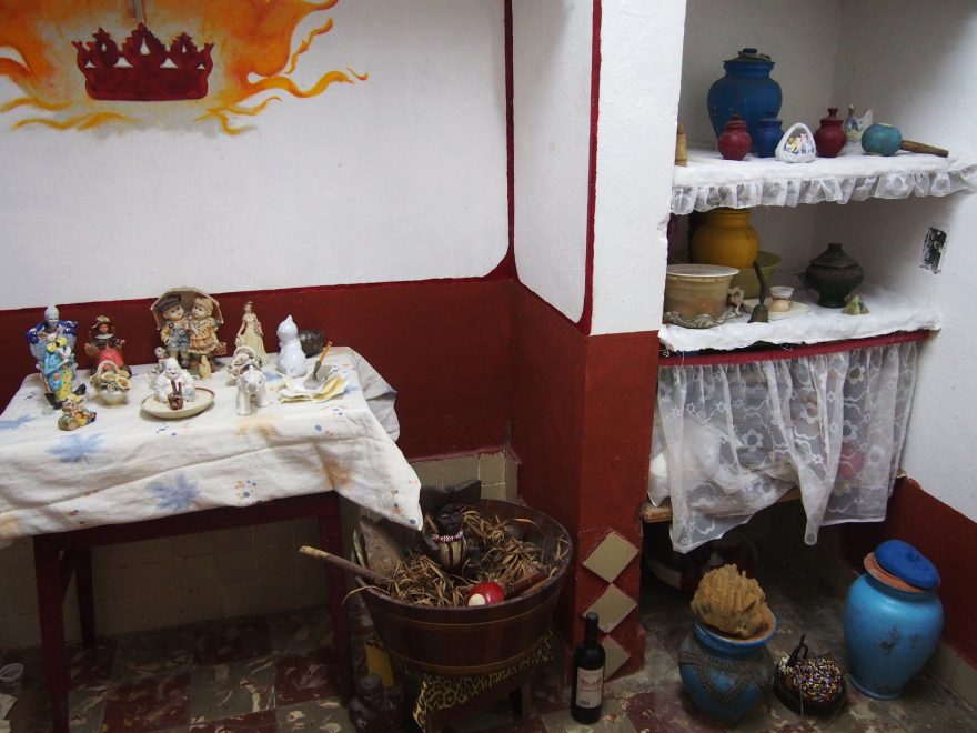 Každý uznávaný bůh náboženství Yoruba (Santeríe) má v domě své místo. Nejčastěji bydlí v nádobách, tzv. soperos, Kuba