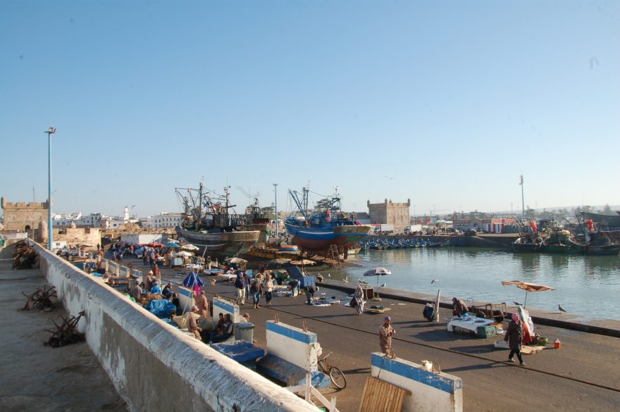 Rybí trh a rybářské lodě, Essaouira, Maroko