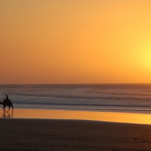 Západy Slunce jsou v Essaouira proslulé, Maroko