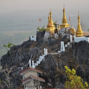 Zlaté pagody naleznete v oblasti Hpa An a Mawlamyine i na vrcholcích zdánlivě nepřístupných skal. Na snímku pagoda Kyauktalon Taung, Barma