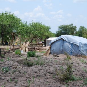 V táboře probíhá výstavba nové vesnice, tábor Rhino, Arua, Uganda