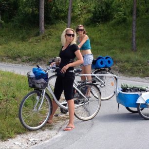 Kola, karimatky, stan, vozík, vše vypůjčené v půjčovně ve Visby, Gotland, Švédsko