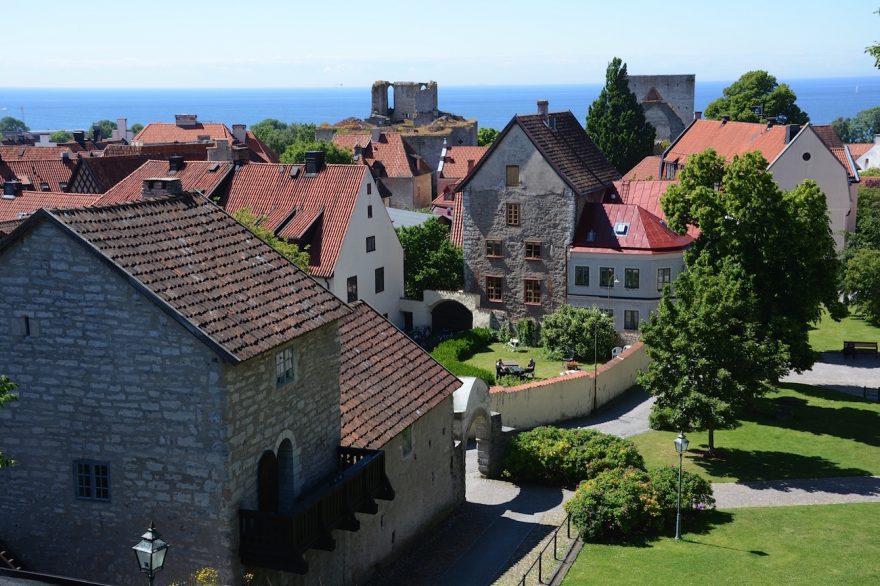 Pohled na město z kopce nad katedrálou Sankta Maria, Visby, Gotland, Švédsko