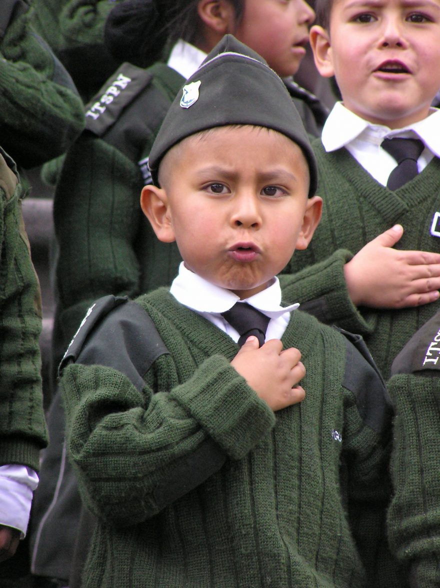 Místní děti v uniformách, Quito, Ekvádor