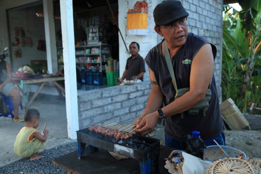 Jelibo satay z warungu, Bali, Indonésie