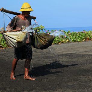 Těžká a nedoceněná práce - výroba soli, Bali, Indonésie