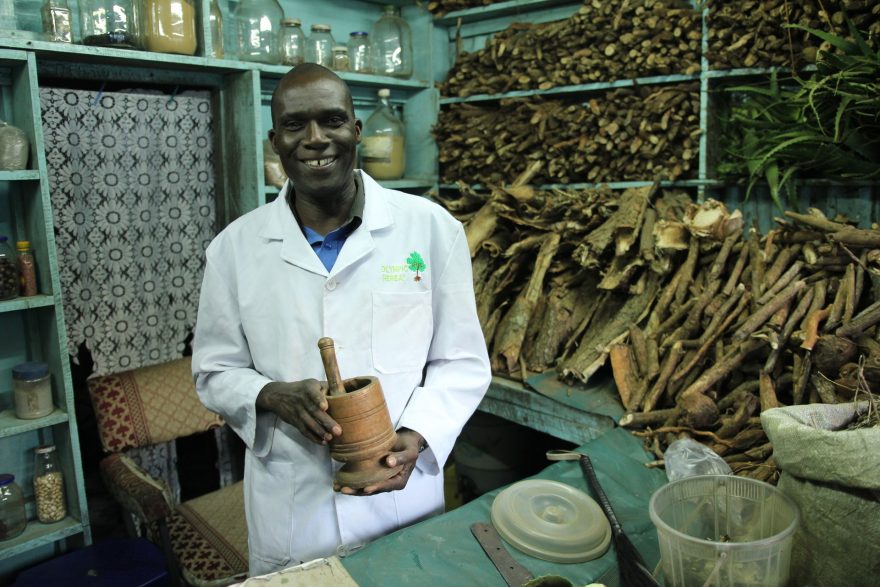 Lazarus a jeho přírodní alchymistická dílna. Jeden z příběhů budoucího filmu. Kibera, Nairobi, Keňa