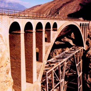 Most Vresk v oblasti Savadkuh, Írán (zdroj: Guran, 2011)