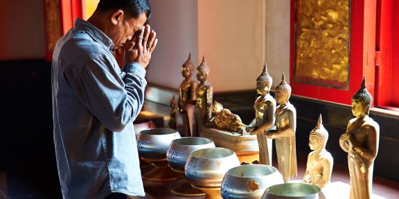 Thajský buddhismus a šlehačkové chrámy: Wat Rong Khun