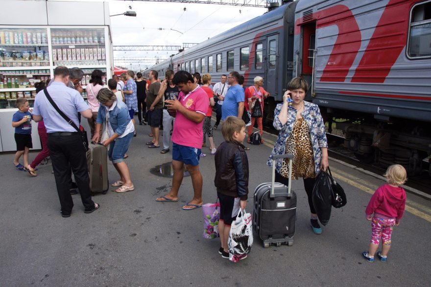 Ruch před nástupem do vlaku, Transsibiřská magistrála, Rusko 