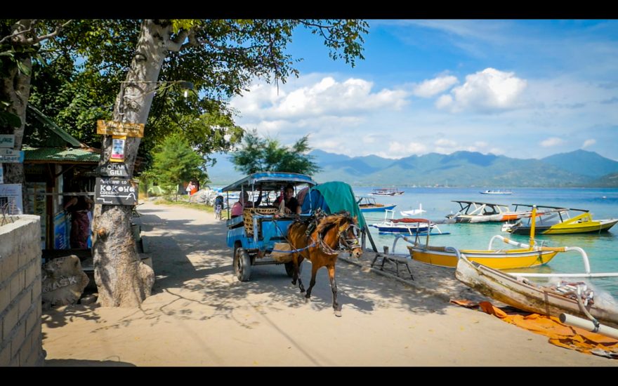 Na oblíbených ostrovech Gili Travangan, Air a Meno na skútry zapomeňte. Tady to patří cyklistům a koňským povozům. Indonésie, foto: Johan Orlitz