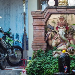 Typický indonéský pel-mel, Ganesha, motorka a Super Mario, Bali, Indonésie, foto: Johan Orlitz