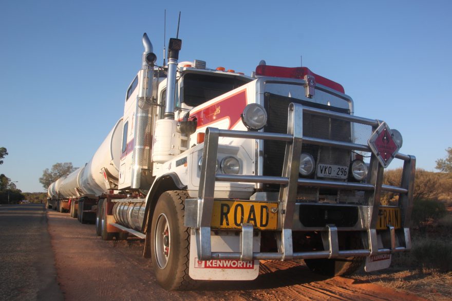 Typický australský road train, rudé centrum Austrálie