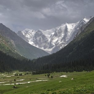 Pohled směřem na hřeben Těrskej Alatau, Kyrgyzstán