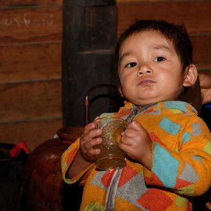 Místní alkohol khaung chutná i dětem, Čjinský stát, Myanma