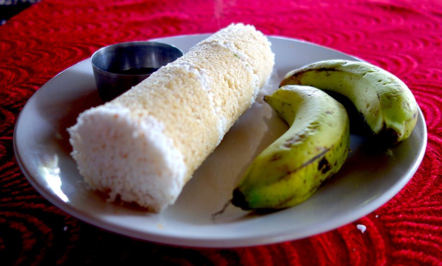 Puttu s banánem, Kerala, Indie