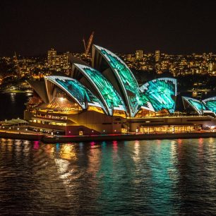 Nasvícená budova opery v Sydney, Austrálie