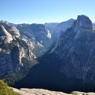 Východ slunce na vyhlídce Glacier Point nad údolím Yosemite Valley s výhledem na impozantní Half Dome, Kalifornie, USA.