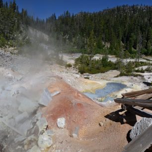 Sirná jezírka a fumaroly připomínají pozůstatky vulkanické aktivity v Lassen Volcanic NP, Kalifornie, USA.