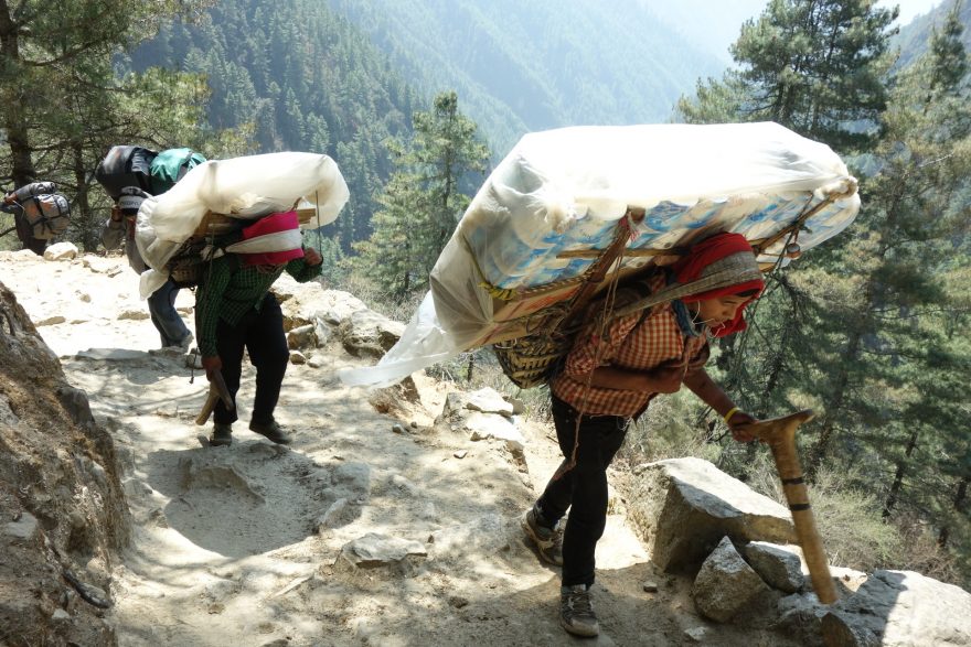 Místní nosiči dopravující materiál, Langtang, Nepál