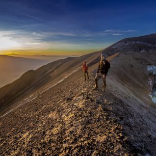 Východ slunce na sopce Ol Doinyo Lengai v Tanzanii, Afrika