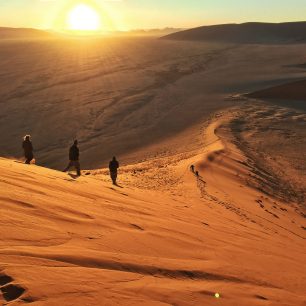 Východ slunce na červených dunách, Afrika