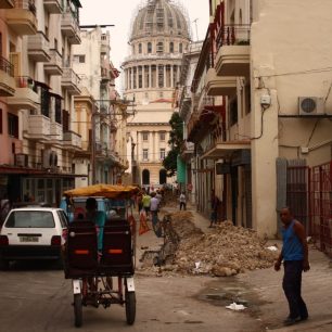 Možná to tak nevypadá, ale probíhají zde opravy ulice, Havana, Kuba