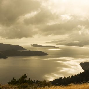 Výhled na Marlborough sounds si vychutnáte při cestě trajektem mezi ostrovy (pokud tedy poplujete ve dne).  Nový Zéland