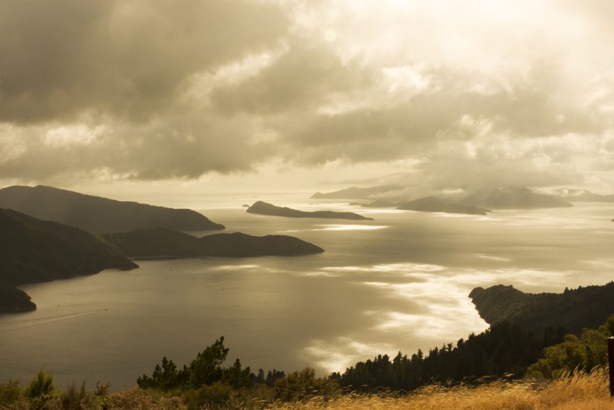 Výhled na Marlborough sounds si vychutnáte při cestě trajektem mezi ostrovy (pokud tedy poplujete ve dne).  Nový Zéland