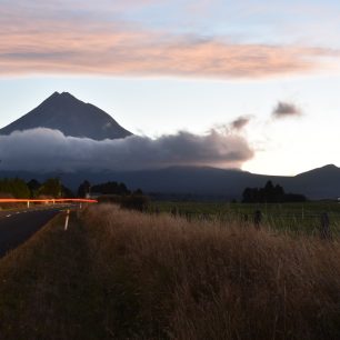 Taranaki, druhá nejvyšší hora Nového Zélandu, můžete trekovat okolo ní nebo vyšlápnout na vrchol sopky. Nový Zéland