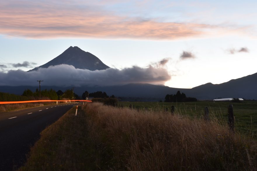 Taranaki, druhá nejvyšší hora Nového Zélandu, můžete trekovat okolo ní nebo vyšlápnout na vrchol sopky. Nový Zéland