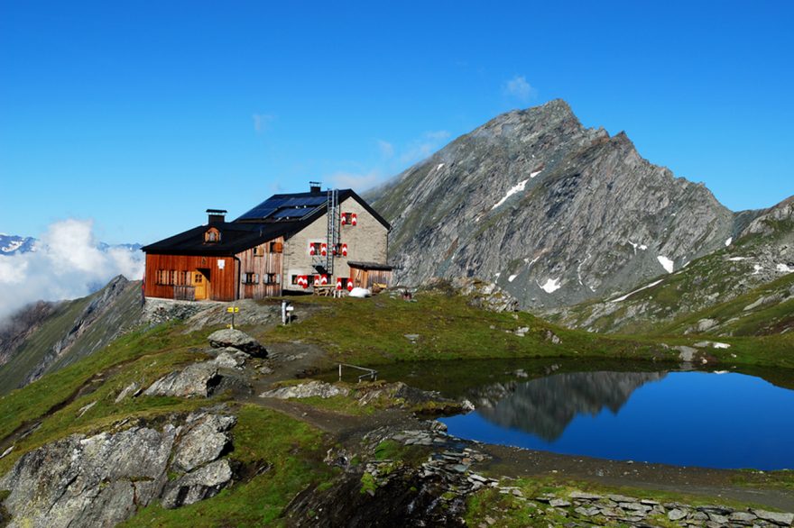Sudetendeutsche Hütte leží na hřebeni, Tyrolsko, Rakousko
