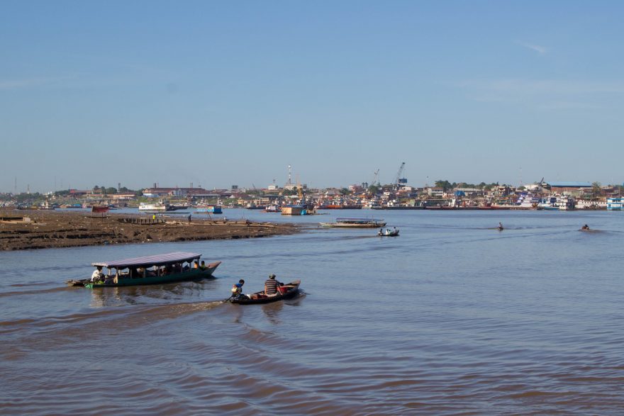 Příjezd do čtyřsettisícové metropole peruánské provincie Loreto, Iquitos, Peru