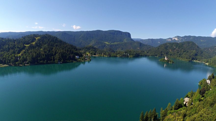 Bledské jezero nemá žádný významný přítok, zásobují jej především podzemní zřídla.