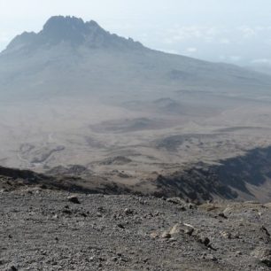 Trasa vede velmi prašným prostředím, Kilimandžáro, Afrika