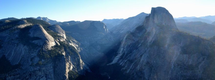 Svítání na vyhlídce Glacier Point, slunce postupně zalívá celé Yosemite Valley, Kalifornie, USA