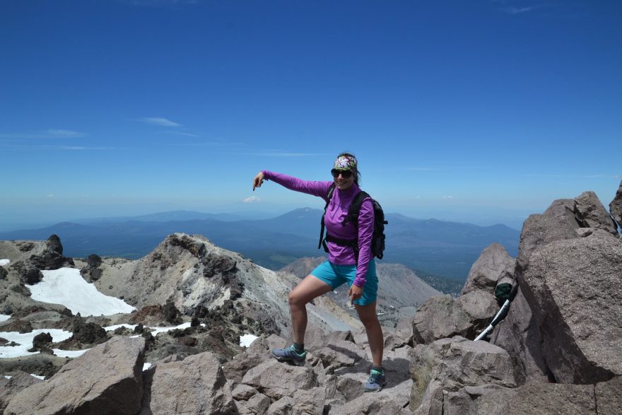 Natálie Šírová na vrcholku Lassen Peak (3189 m) v národním parku Lassen Volcanic National Park, USA