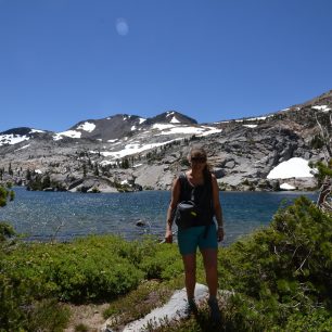 Natálie Šírová při treku v oblasti Desolation Wilderness nad jezerem Tahoe, USA