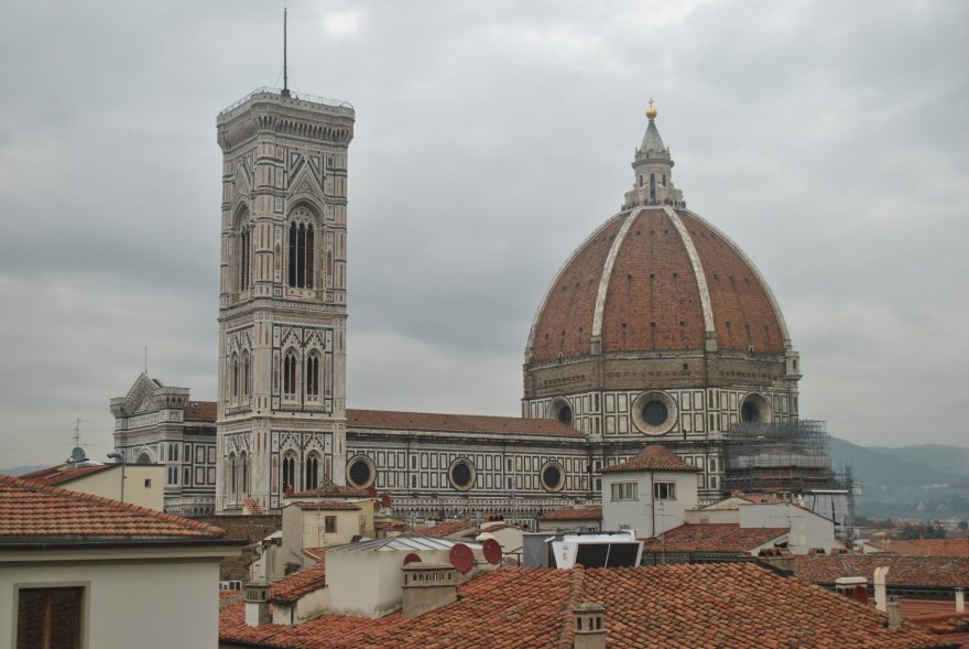 Nezapomeňte si Duomo vyfotit ze střechy obchodního domu na Piazza della Republica. Florencie, Itálie