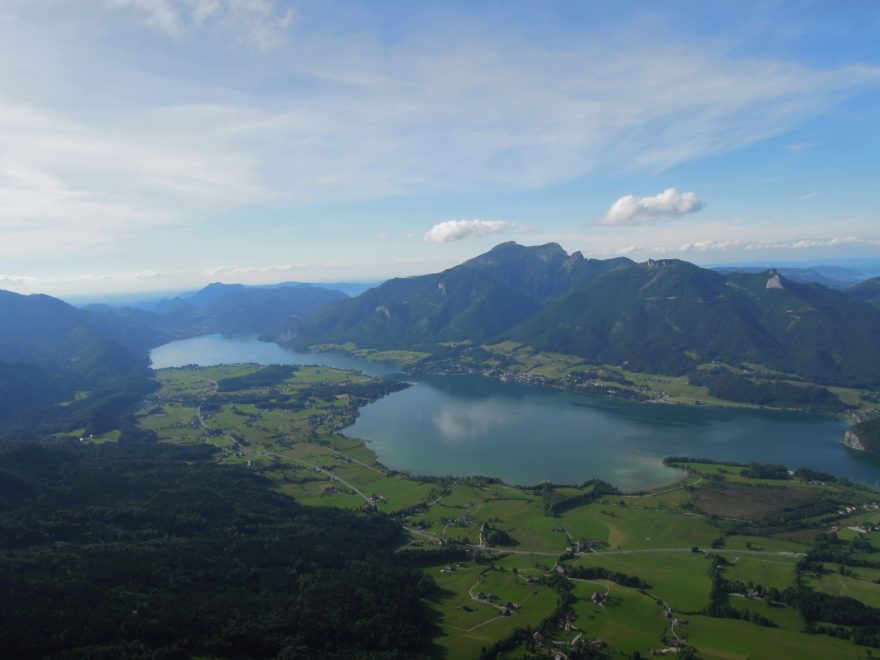 Pohled na hladinu jezera Wolfgangsee je úchvatný! Za jezerem na jeho severním okraji se zvedá Vormauerstein 1.450 m, vedle něj snobský Schafberg 1.782 m se známou zubačkou. Rakousko