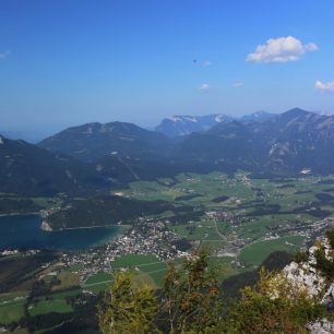 Východní okraj jezera Wolfgangsee, vpravo od něj výrazný masív Leonsbergu. Rakousko 