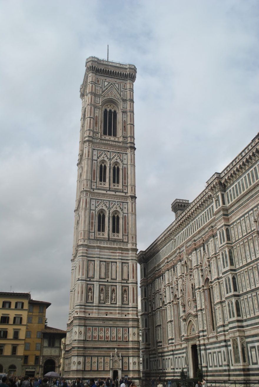 Jedna z věží turisty obléhaném chrámu Santa Maria del Fiore. Florencie, Itálie