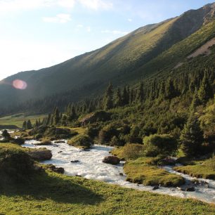 Podvečer v zelené krajině nedaleko Karakolu, Kyrgyzstán