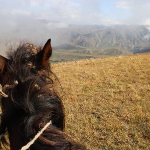 Putování na koník k jezeru Sonkul, Kyrgyzstán