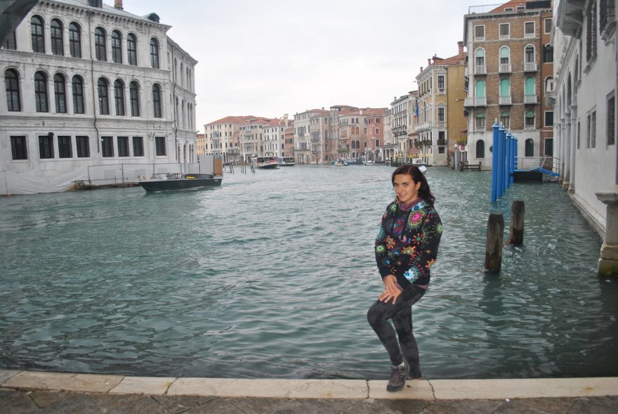 Nepřekračujte Ponte di Roialto zpátky na druhou stranu Canal Grande.