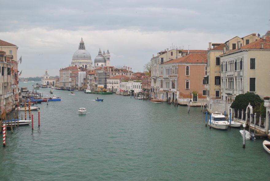 Malebný výhled na moře z mostu Ponte dell’Accademia, Itálie