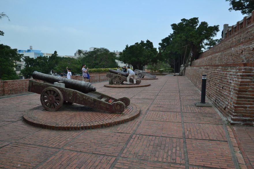 Děla v pevnosti v Anpingu jsou z éry japonské vlády, Tainan, Taiwan.