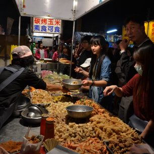 Mořské plody na tisíc způsobů na nočních trzích, Tainan, Taiwan.